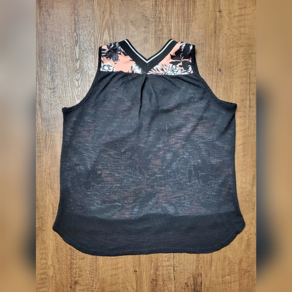 FREE W BUNDLE Floral high low top - Picture 7 of 8